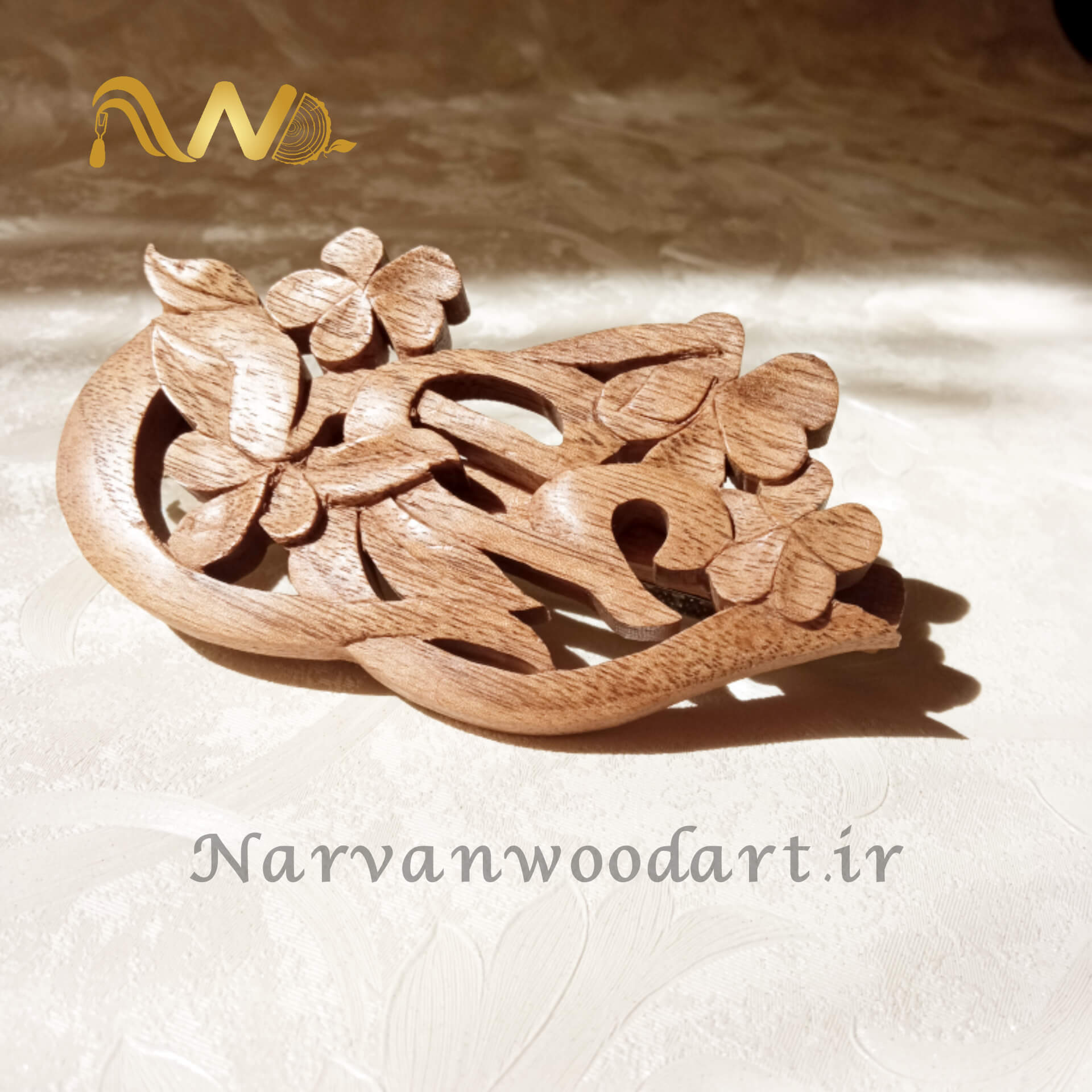گیره موی منبت شده از چوب گردو با ابعاد تقریبی 10*6